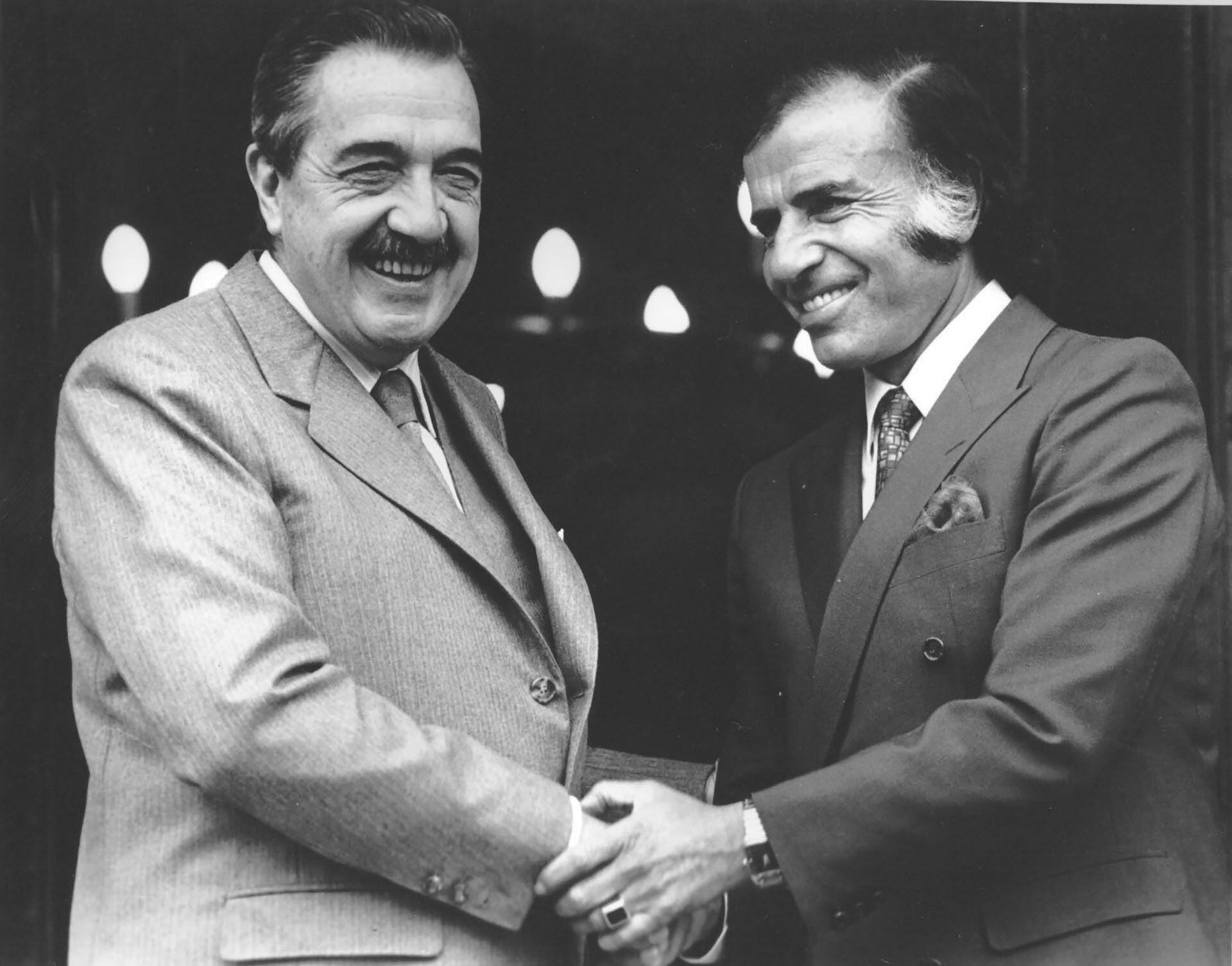 Menem aseguró que el 31 de mayo de 1989, mientras caminaban por los jardines, Alfonsín “me presentó a mí un decreto firmado de indulto para militares y quería que yo pusiera mí firma convalidando la medida”. Como era de esperar el oficialismo negó que eso haya ocurrido