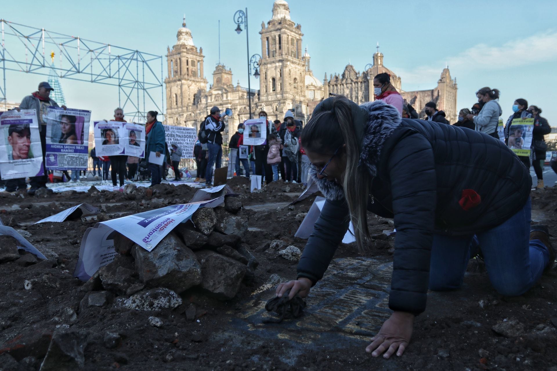 CIUDAD DE MÉXICO, 13DICIEMBRE2021.- Integrantes de colectivos de familiares de desaparición forzada en Guanajuato realizaron un mitin y una simulación de Fosas  frente a Palacio Nacional con el fin de ser atendidos por Andrés Manuel López Obrador, presidente de México por sus declaraciones en la ONU respecto al tema.
FOTO: ANDREA MURCIA /CUARTOSCURO.COM