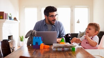 Con el tiempo, han podido experimentar cambios en sus rutinas y la asignación de tareas y tiempo dentro del hogar, con el fin de pasar más tiempo con sus niños (Shutterstock)