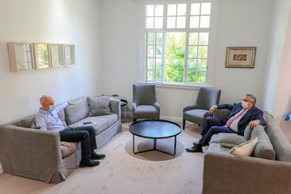 Alberto Fernández y Horacio Rodríguez Larreta durante el encuentro que se realizó el sábado en la Quinta de Olivos (EFE/Presidencia de Argentina)
