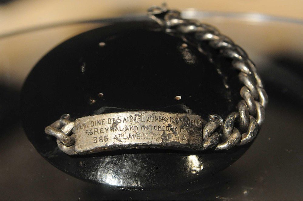 La pulsera que pertenecía al escritor y a viador que, hace 25 años,  halló en su red un pescador francés