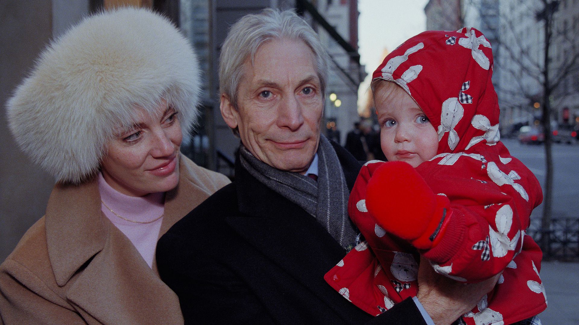 Charlie Watts con su hija Seraphina  y su nieta Charlotte en Nueva York el 15 de diciembre de 1997 (Photo by Lawrence Schwartzwald/Sygma via Getty Images)