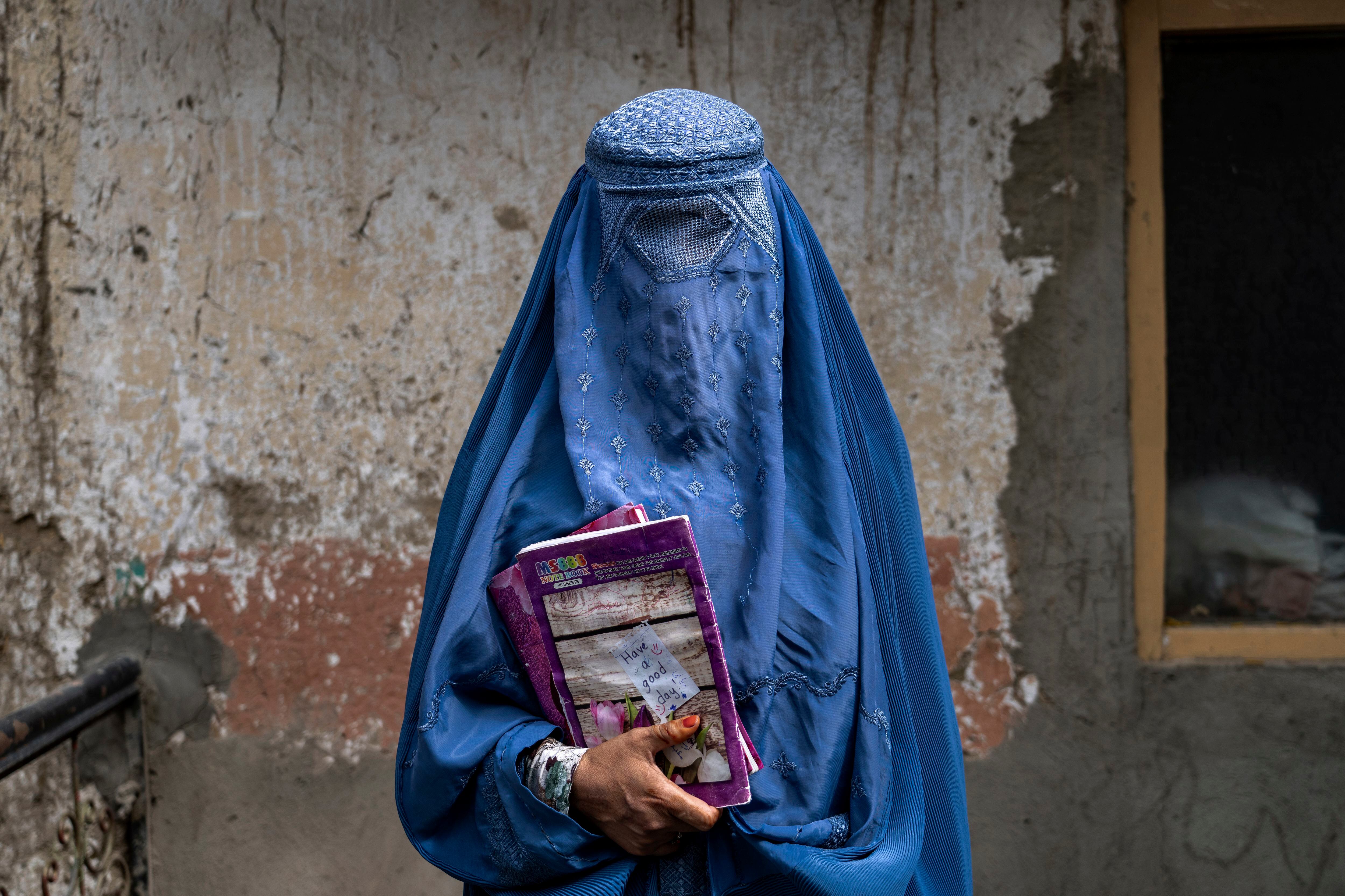 El régimen talibán en Afganistán prohibió a las mujeres trabajar en ONG -  Infobae
