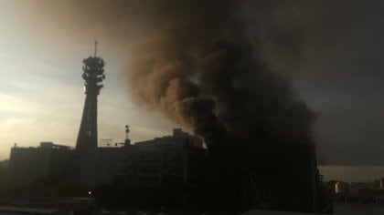 CIUDAD DE MÉXICO, 09ENERO2021.- Un incendio se registró en el Centro de Control del Metro ubicado en la calle de Delicias durante la madrugada de este sábado. Primeros reportes indican el fallecimiento de una persona. Además se informó que se ha suspendido el servicio en las líneas 1, 2, 3, 4, 5 y 6 del Metro.
FOTO: ESPECIAL/CUARTOSCURO.COM