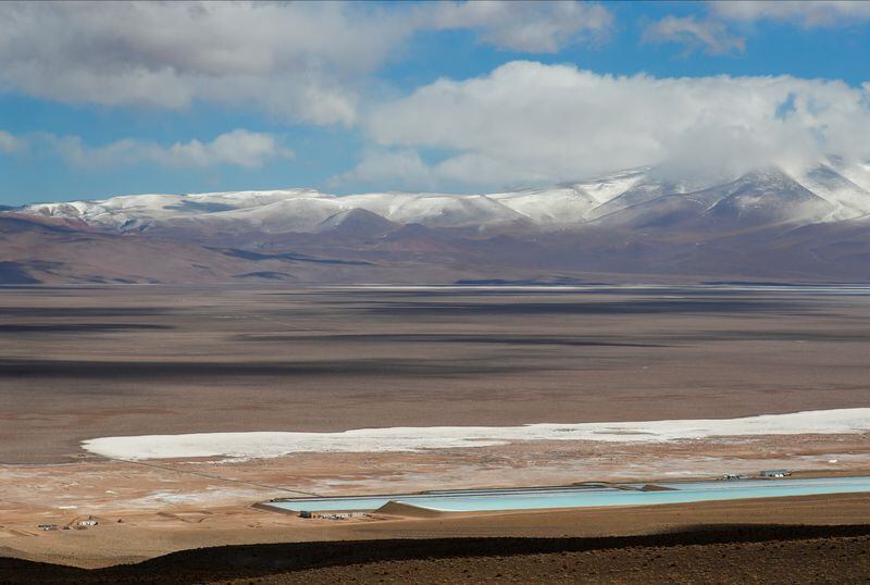 Piletas de extracción de litio junto a una mina de litio en Salar del Rincón, en Salta, Argentina, el 12 de agosto de 2021. Foto de archivo. REUTERS/Agustin Marcarian