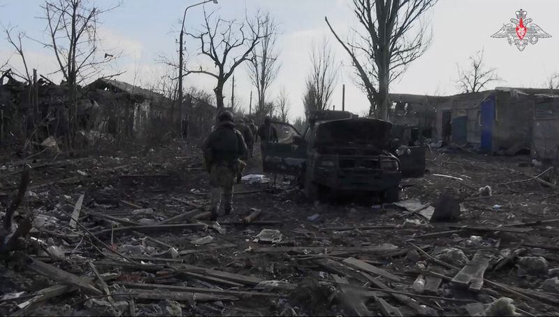 Miembros del ejército ruso caminan entre los escombros (REUTERS)