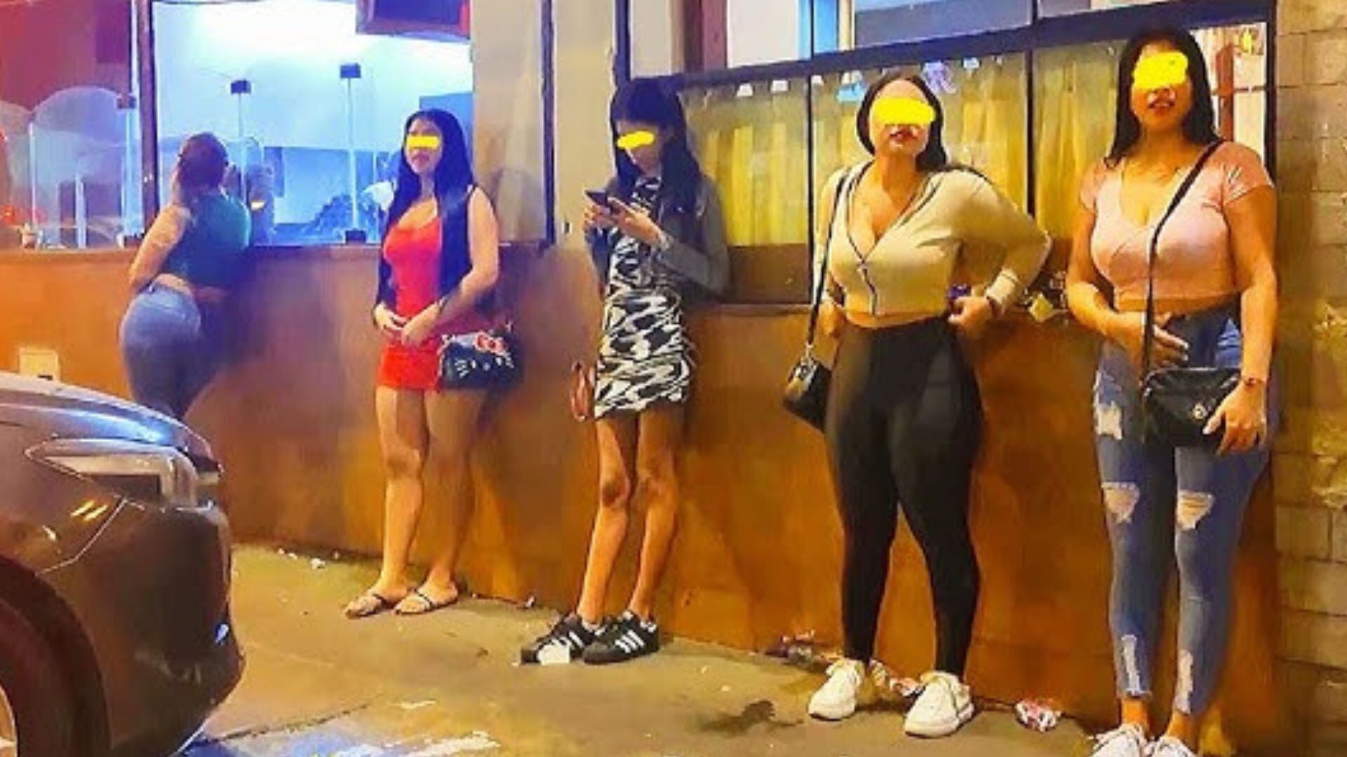 Cinco venezolanas paradas en una esquina, cerca a un conocido centro comercial de la zona norte de Lima, a la espera de clientes que lleguen en busca de tomar sus servicios sexuales.