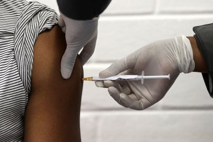 Los investigadores de Stanford dicen que su vacuna podría ayudar a las personas que luchan por acceder a las vacunas COVID-19 más avanzadas.  EFE / EPA / SIPHIWE SIBEKO / Archivo