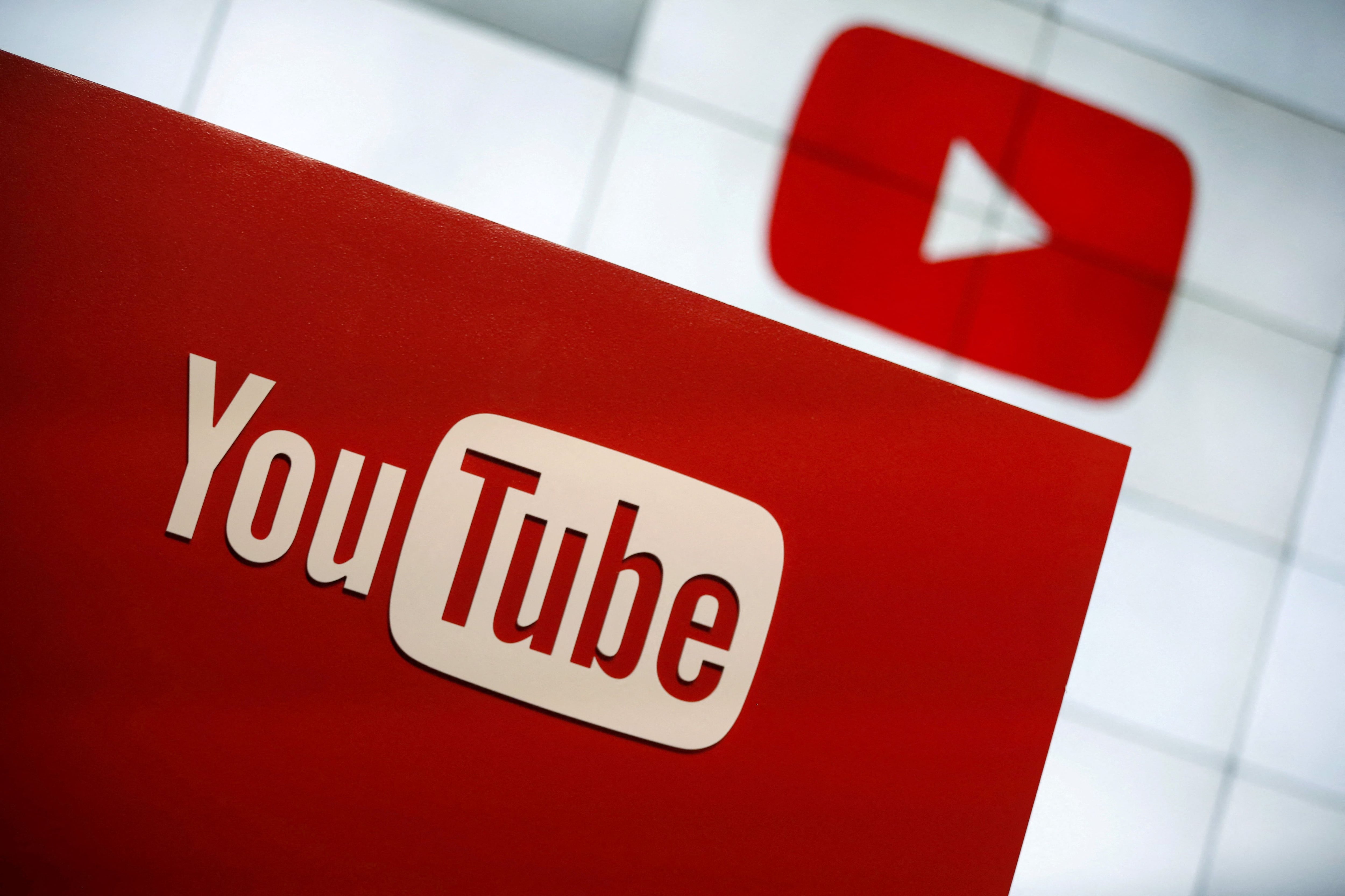 La decisión de YouTube de bloquear los ingresos por “streaming” se aplica a “todos los canales que podrían ser propiedad o estar operados” por el actor. REUTERS/Lucy Nicholson/File Photo/File Photo