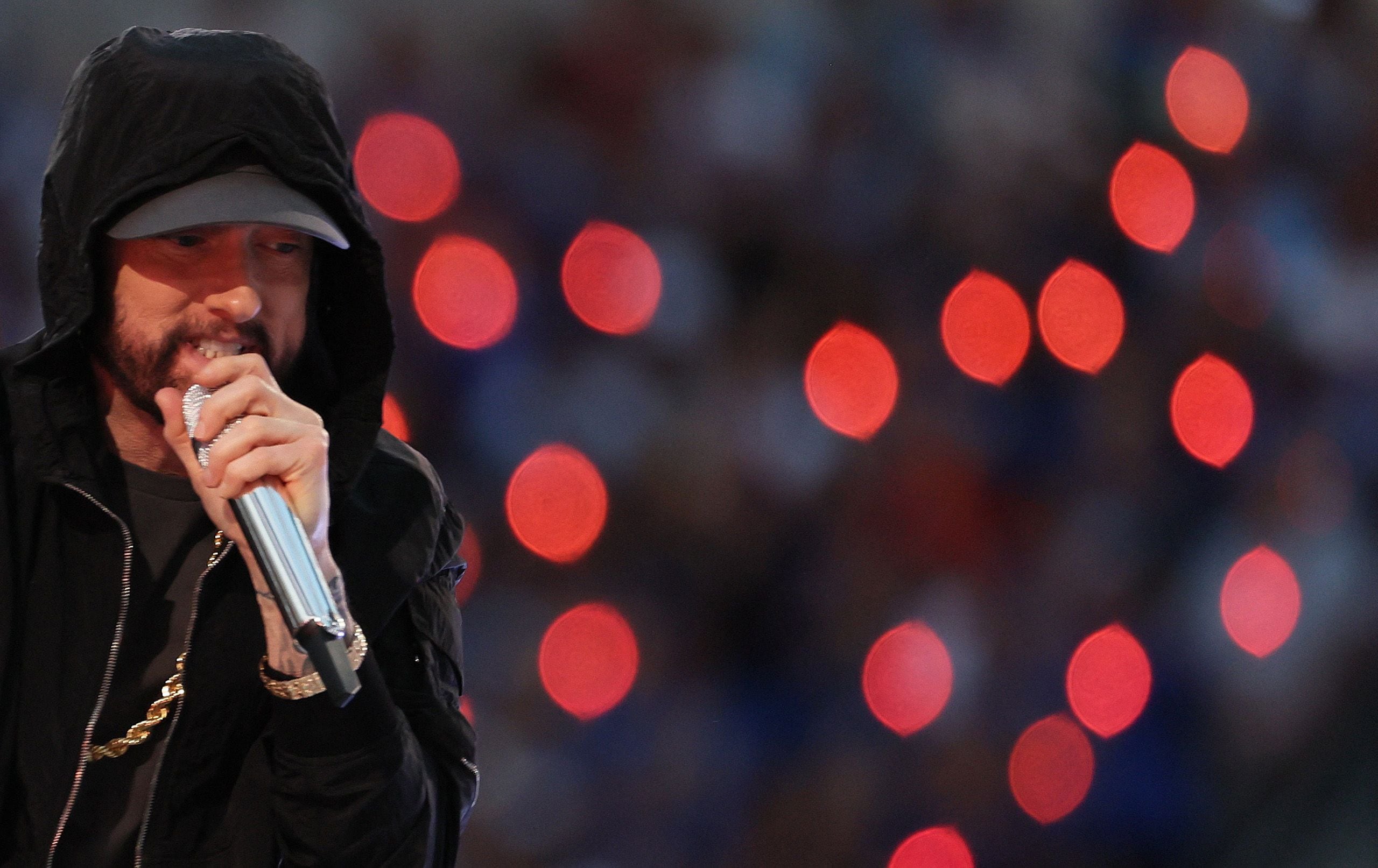 Eminem se hinca en honor a Colin Kaepernick en el Super Bowl - Uno TV