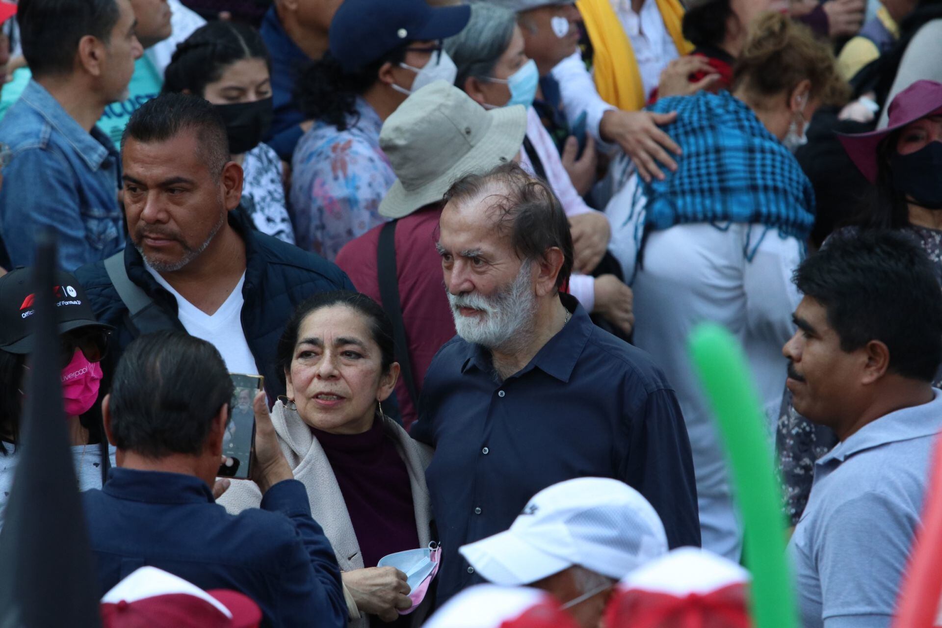 Epigmenio Ibarra, durante la marcha para acompañar a Andrés a Manuel López Obrador