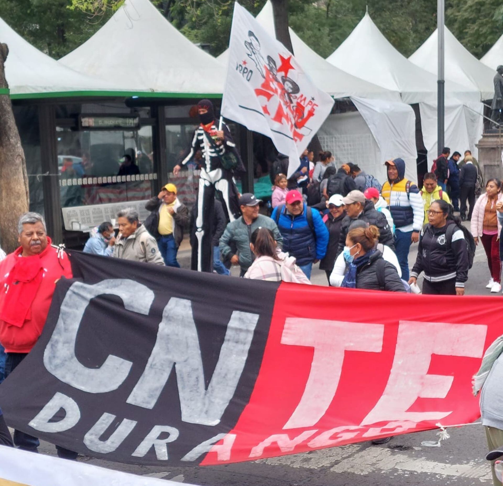 Marcha de maestros de la CNTE en Paseo de la Reforma