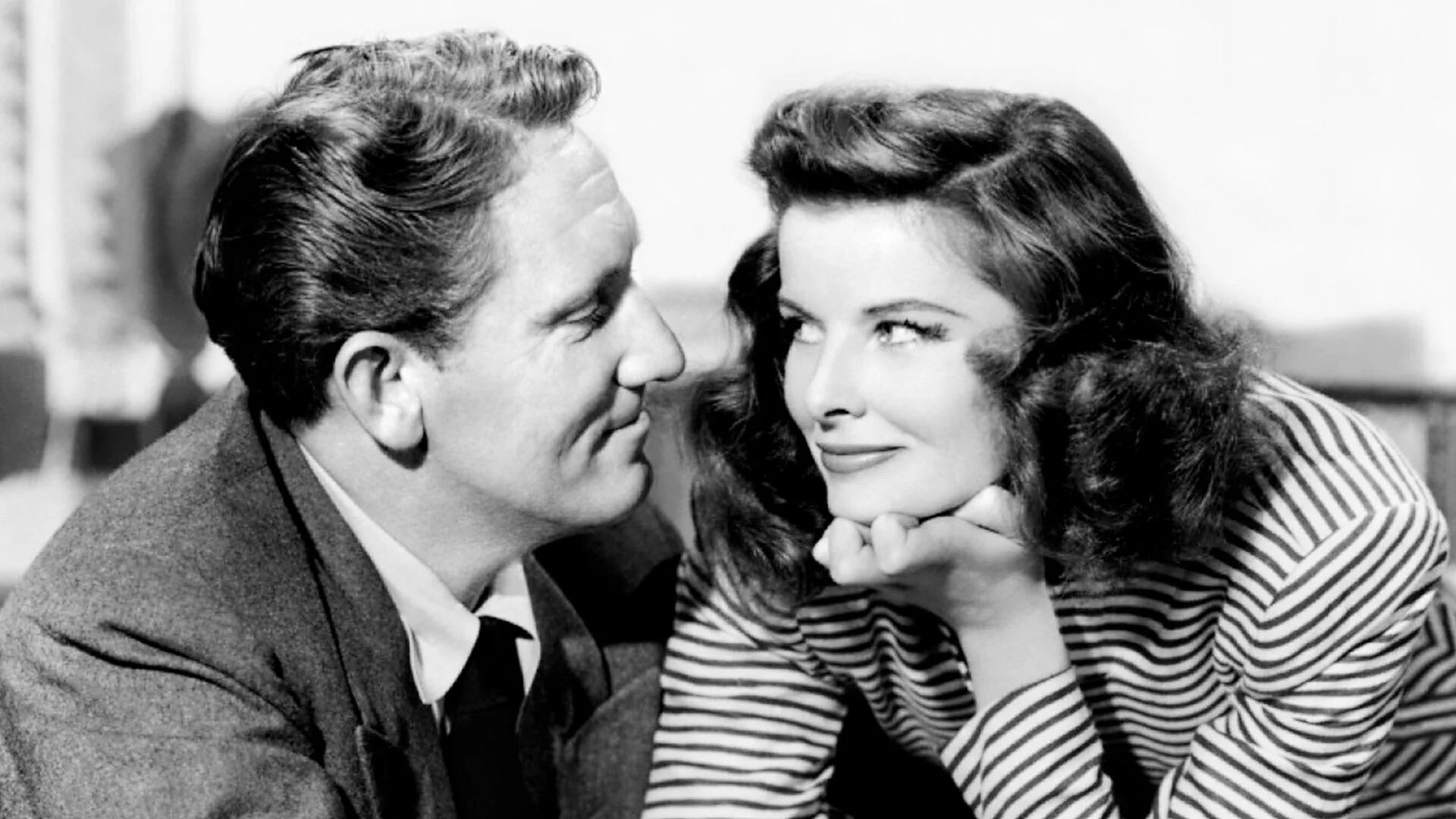 La actriz junto a Spencer Tracy. Fueron amantes durante treinta años, hasta la muerte del actor. La esposa de Tracy conocía esa relación y aceptó el triángulo amoroso (Getty Images)