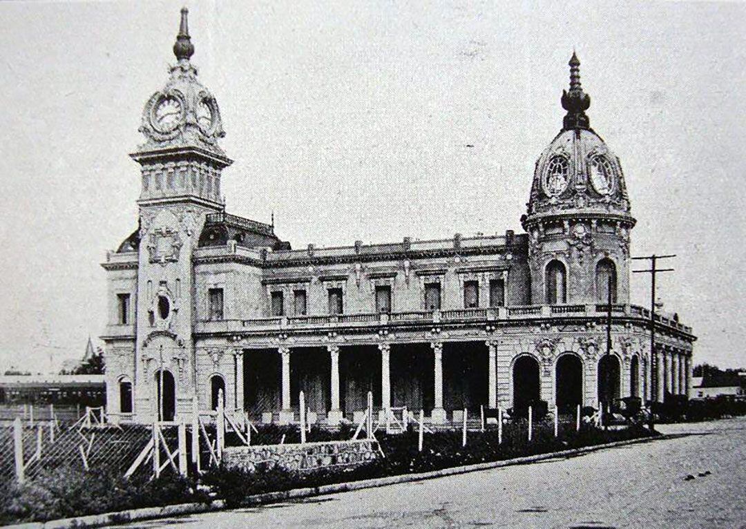 La Estación Mar del Plata Sud, inaugurada en 1910. El arquitecto Jules Dormal fue el creador del edificio de la vieja terminal, el mismo que concluyó las obras del Teatro Colón, tras la muerte de Vittorio Meano