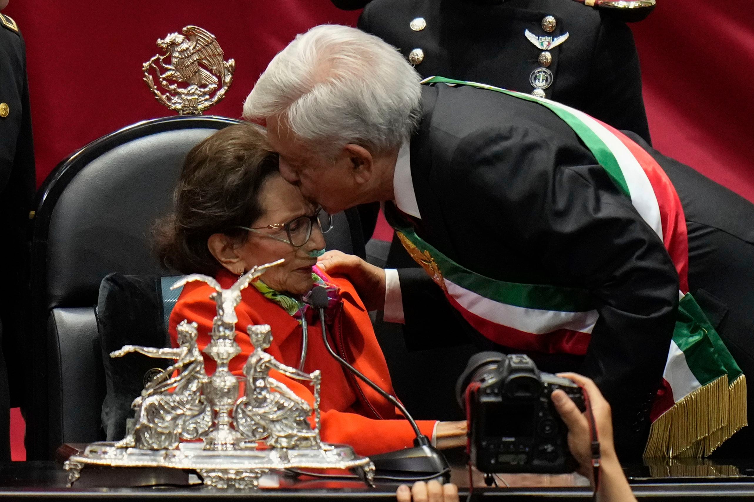 El emotivo saludo de AMLO a Ifigenia Martínez. (AP Foto/Eduardo Verdugo)