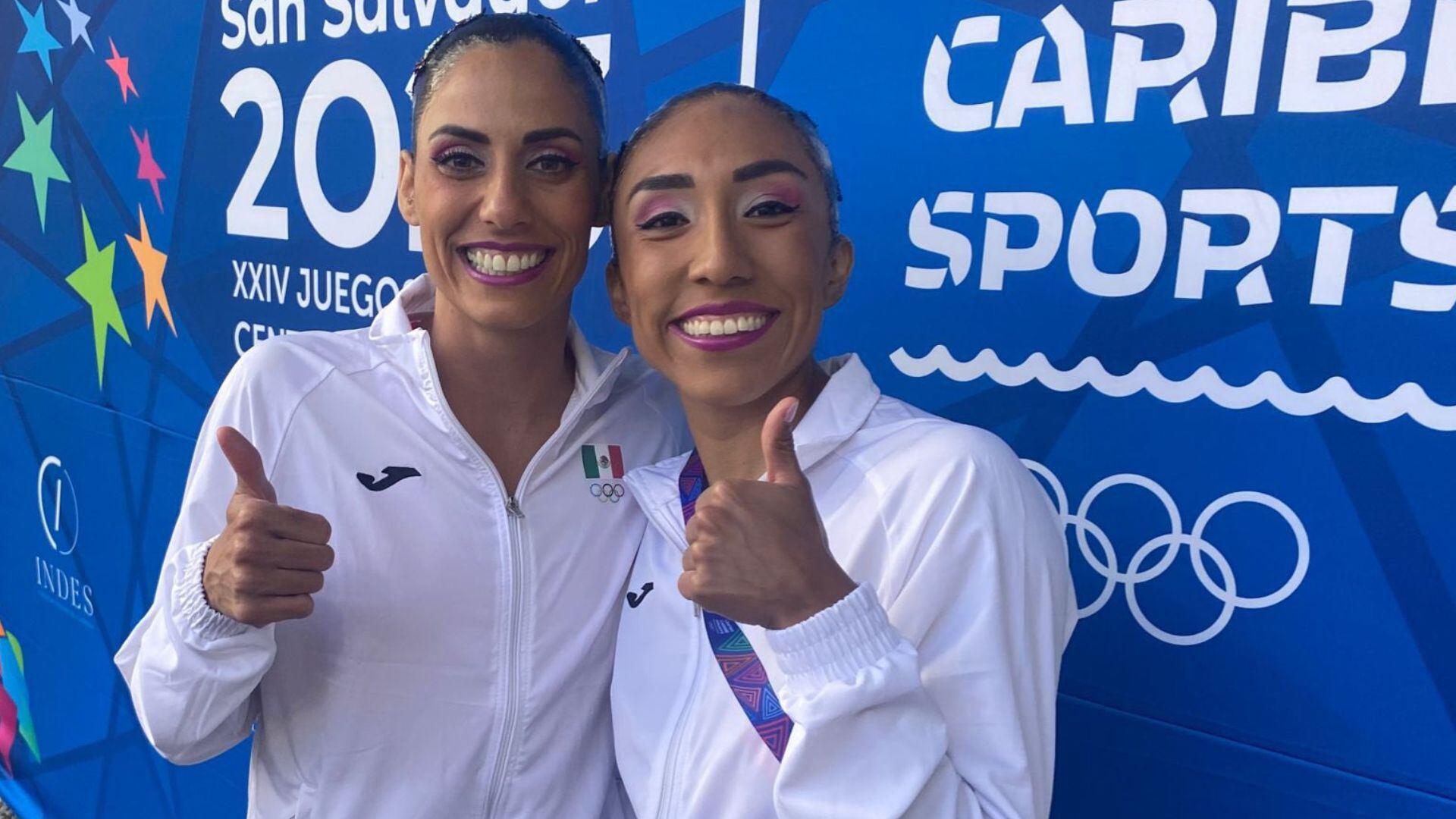 Ambas sirenas mexicanas posan sonrientes para la cámara tras ganar la competencia. (Twitter)