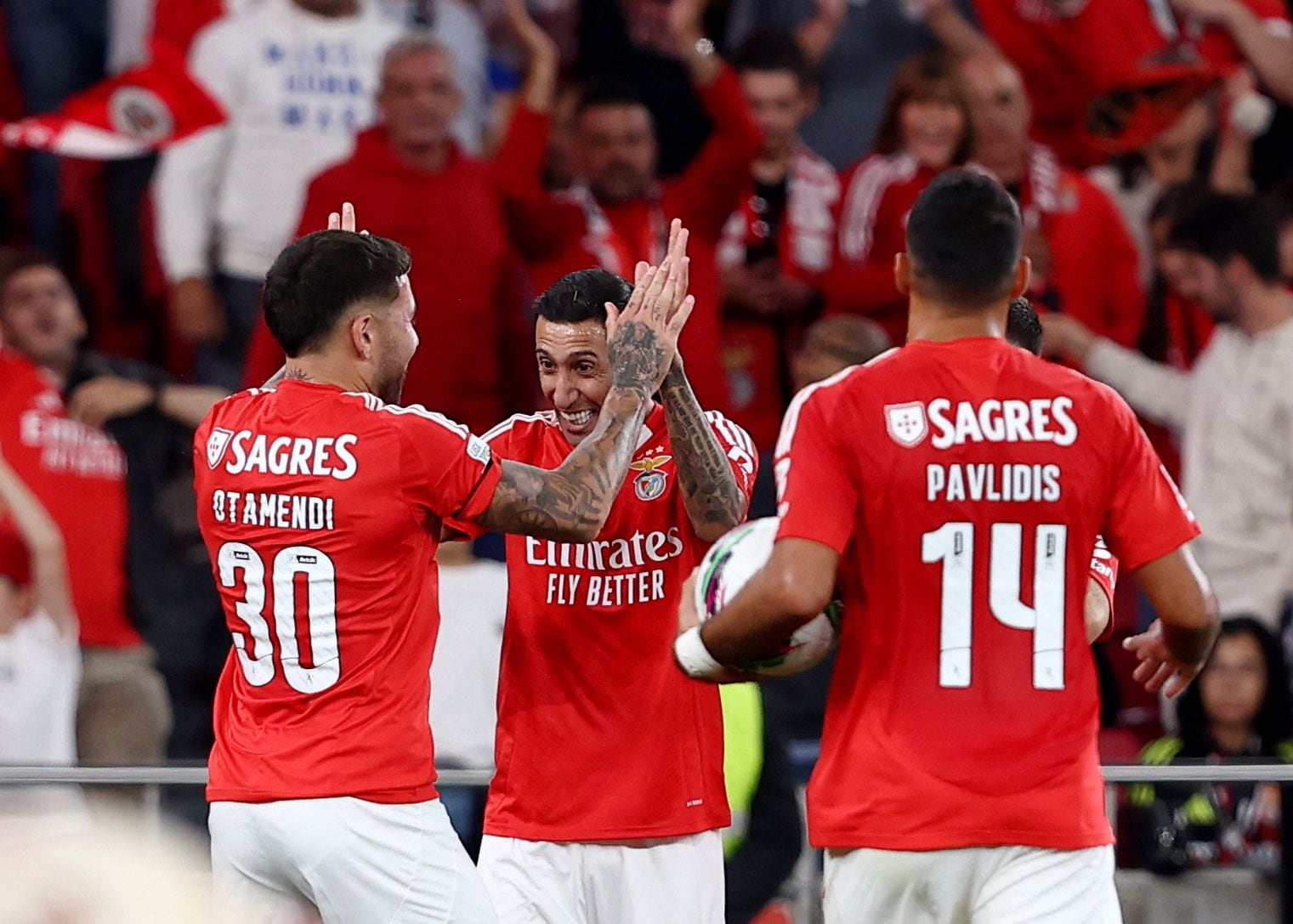 Otamendi junto a Ángel Di María en Benfica (Foto: Reuters /Rodrigo Antunes)