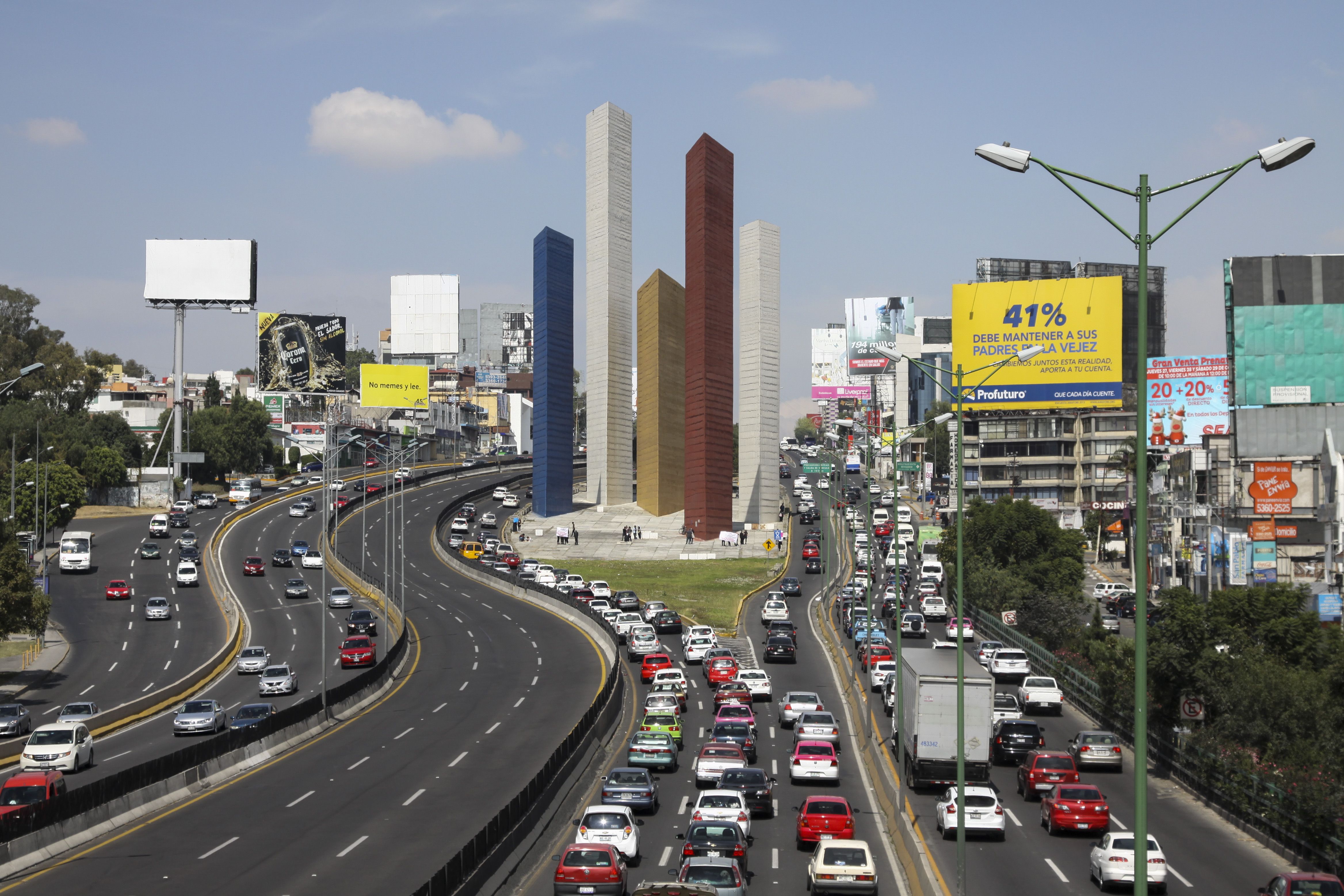 CIUDAD DE MÉXICO, 30OCTUBRE2016.- Vista de las Torres de Satélite desde un puente peatonal sobre Periférico Norte.
FOTO: GALO CAÑAS /CUARTOSCURO.COM