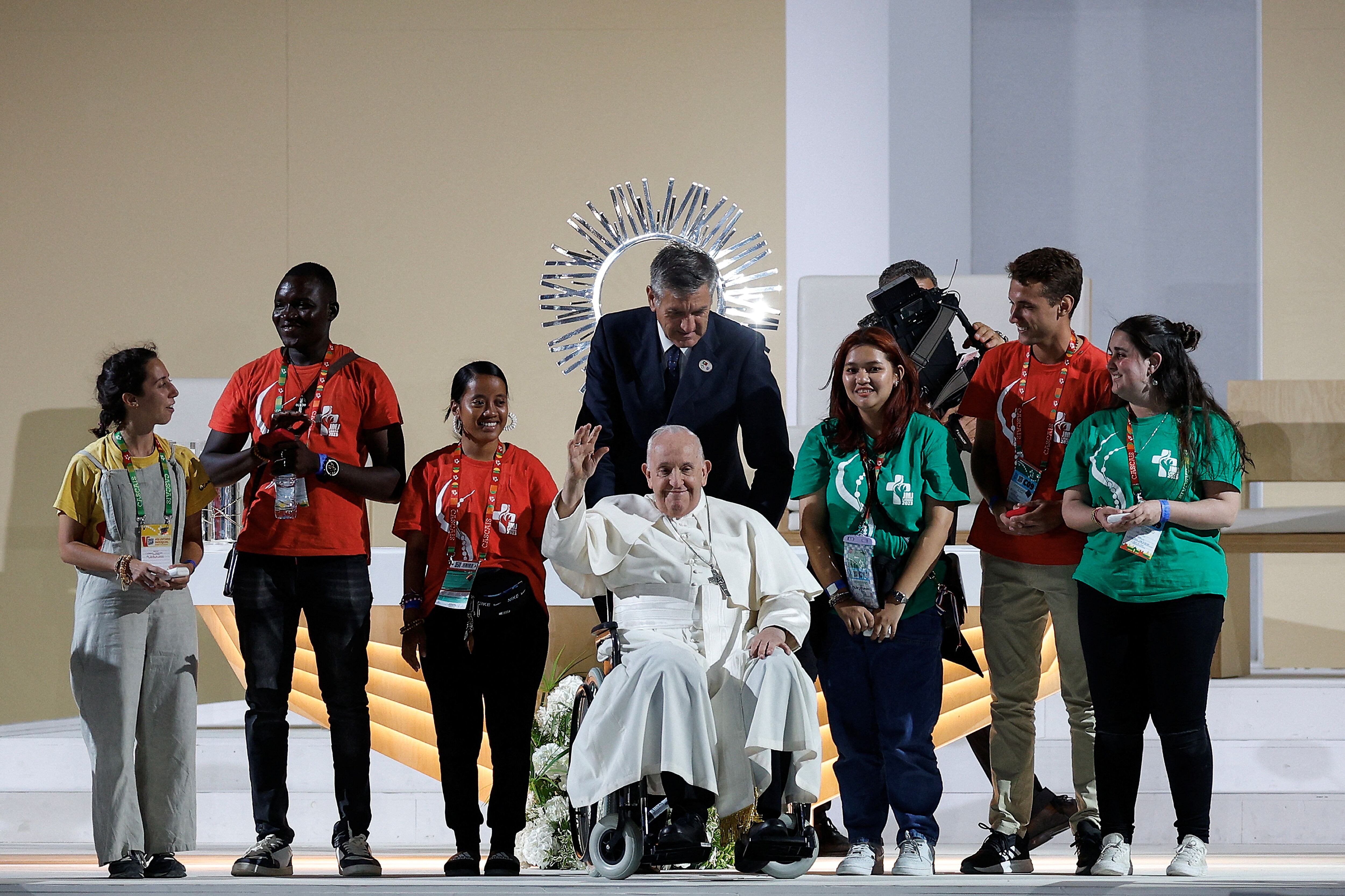 El Pontífice invitó a los jóvenes a llevar la "alegría" de este evento más allá de Lisboa, y los animó a que ayuden a las personas que caen en el camino, advirtiendo de que únicamente es "lícito" mirar a una persona "de arriba abajo" para "ayudarla a levantarse"