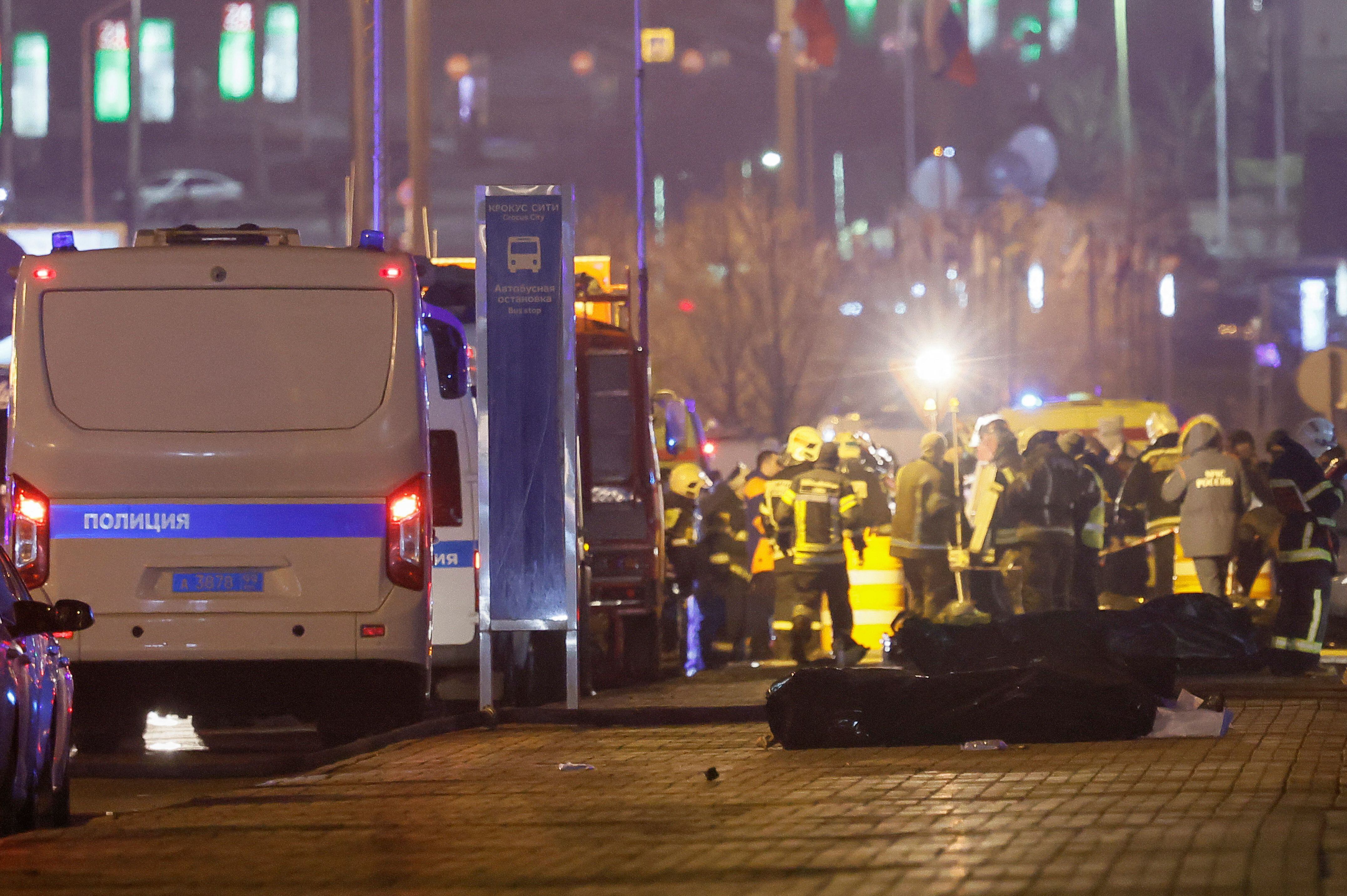 El operativo tras el tiroteo, con víctimas todavía en la puerta del Crocus City Hall (REUTERS/Maxim Shemetov)