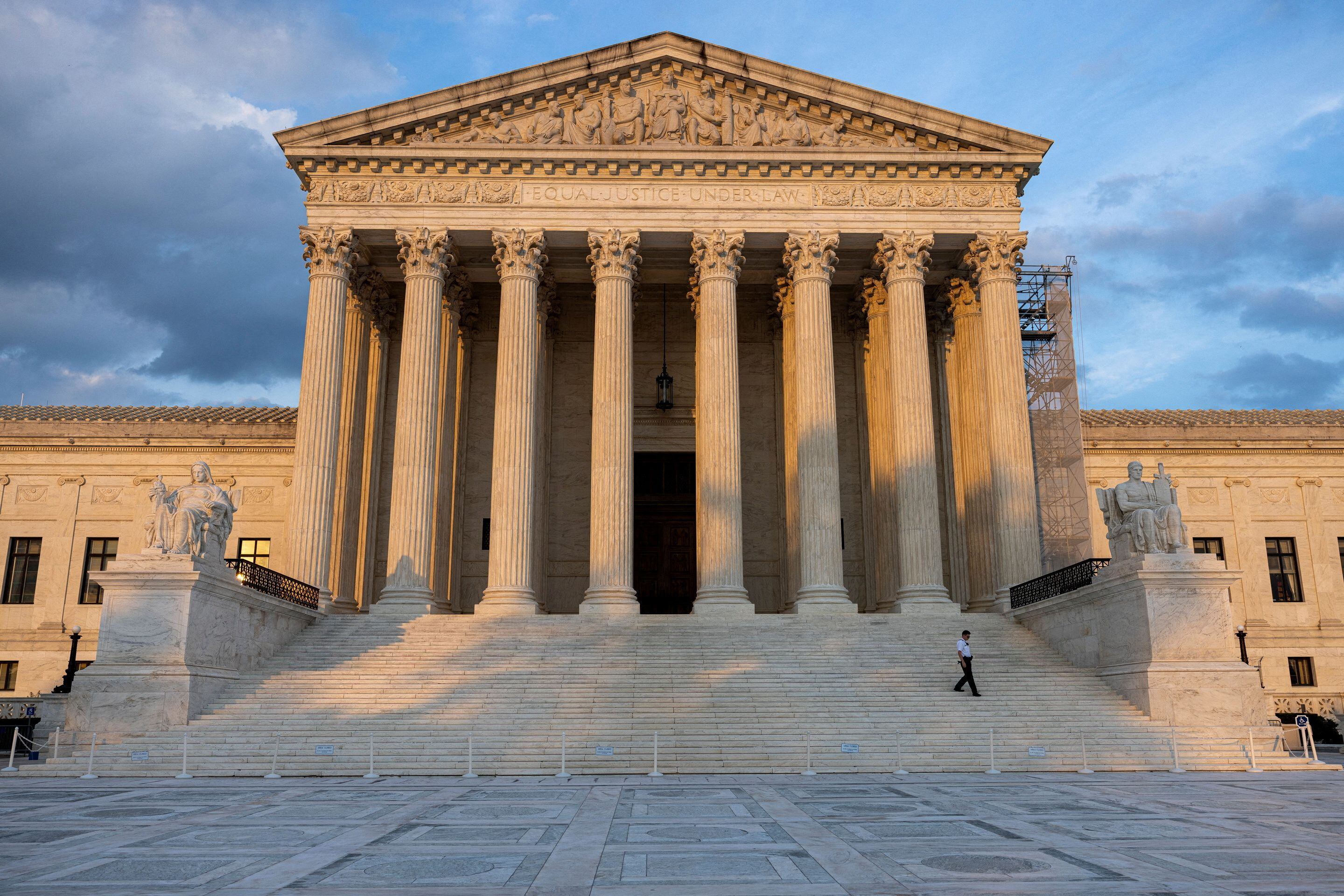 Un guardia de seguridad baja las escaleras del Tribunal Supremo de Estados Unidos en Washington (REUTERS/Kevin Mohatt/archivo)