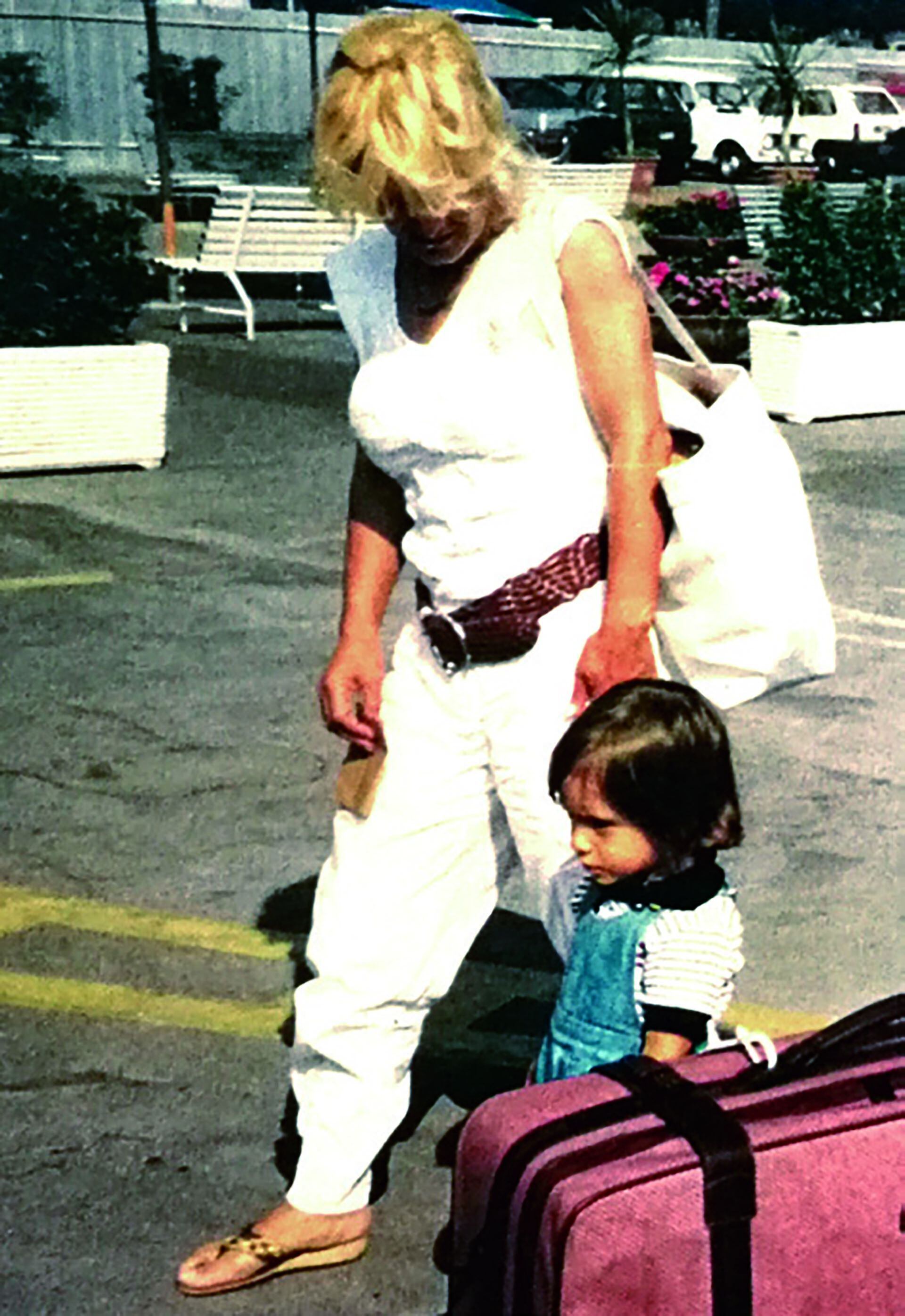 La última foto de Marcela Basteri en un aeropuerto italiano. Del libro "Luis Miguel. La historia" (Editorial Aguilar)