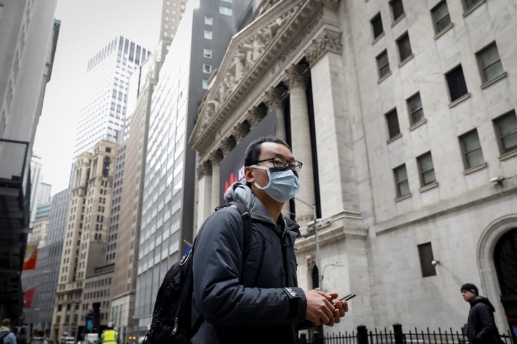Un hombre camina con una mascarilla en la zona de Wall Street, en Nueva York (REUTERS/Brendan McDermid)