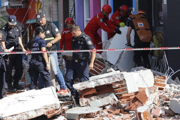 Una madre y su hija murieron aplastadas por los balcones que se desprendieron del edificio (Christian Heit)