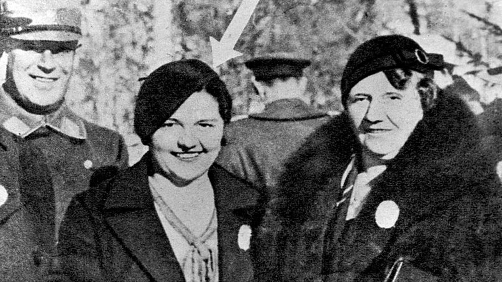 Geli Raubal, señalada por la flecha, junto a su madre Angela, que luego de la guerra se sinceró y dijo que nunca creyó en el suicidio de su hija en 1931 (Photo by © Hulton-Deutsch Collection/CORBIS/Corbis via Getty Images)