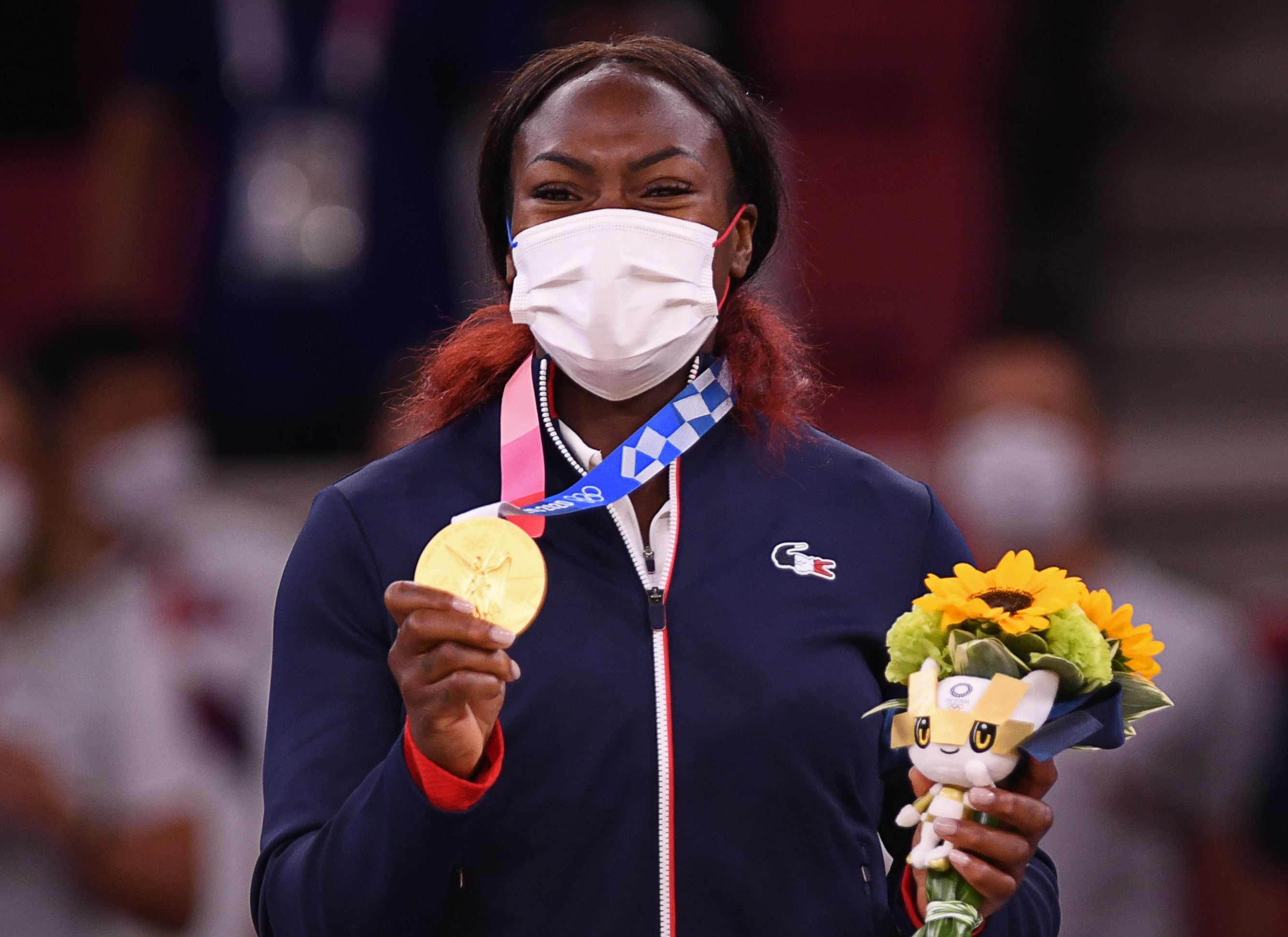  La medallista de oro de judo de los 63 Kg, Clarisse Agbegnenou de Francia, durante la ceremonia de entrega de medallas, se le llenan los ojos con lágrimas de alegría.