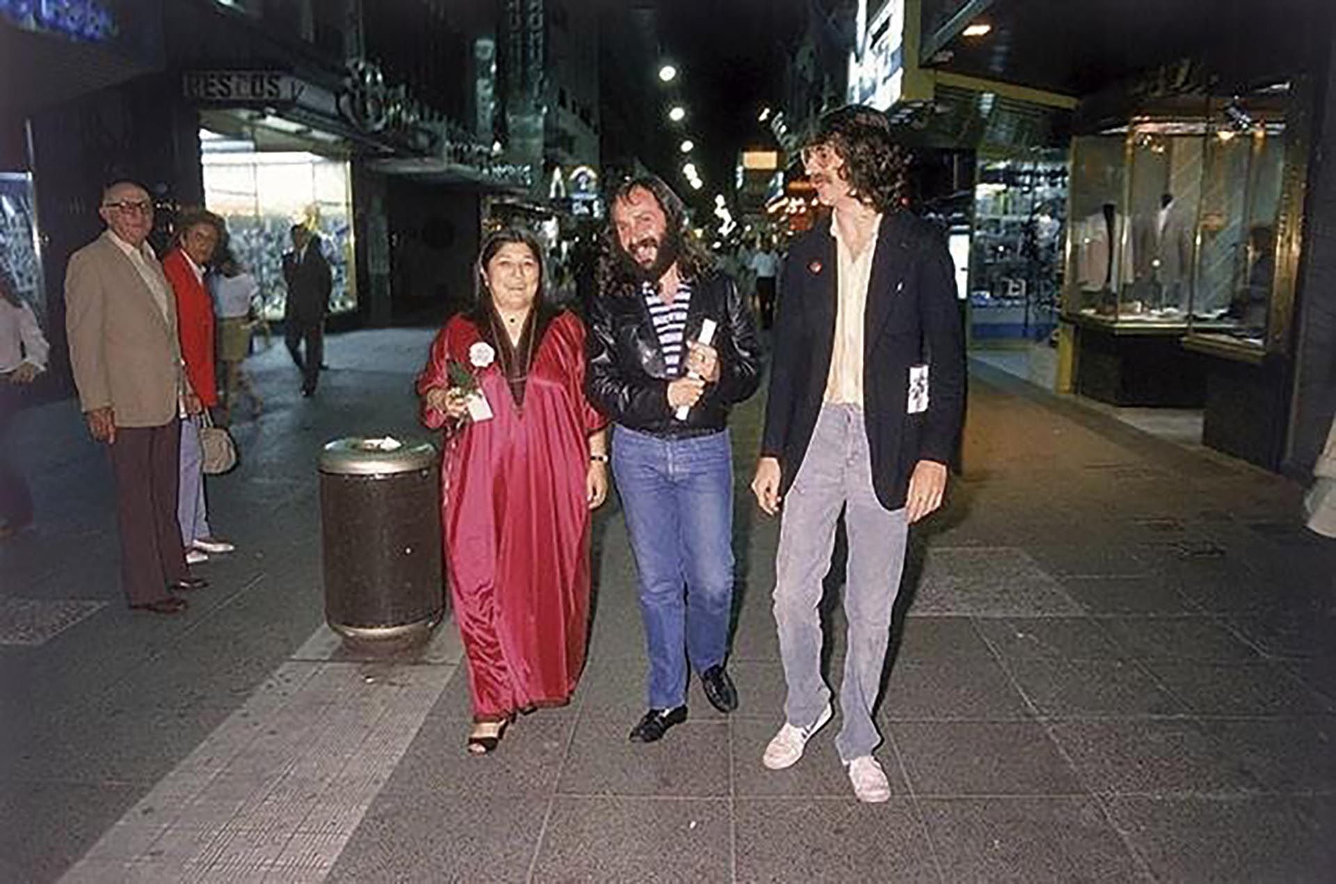 Daniel Grinbank junto a Mercedes Sosa y Charly García en 1982