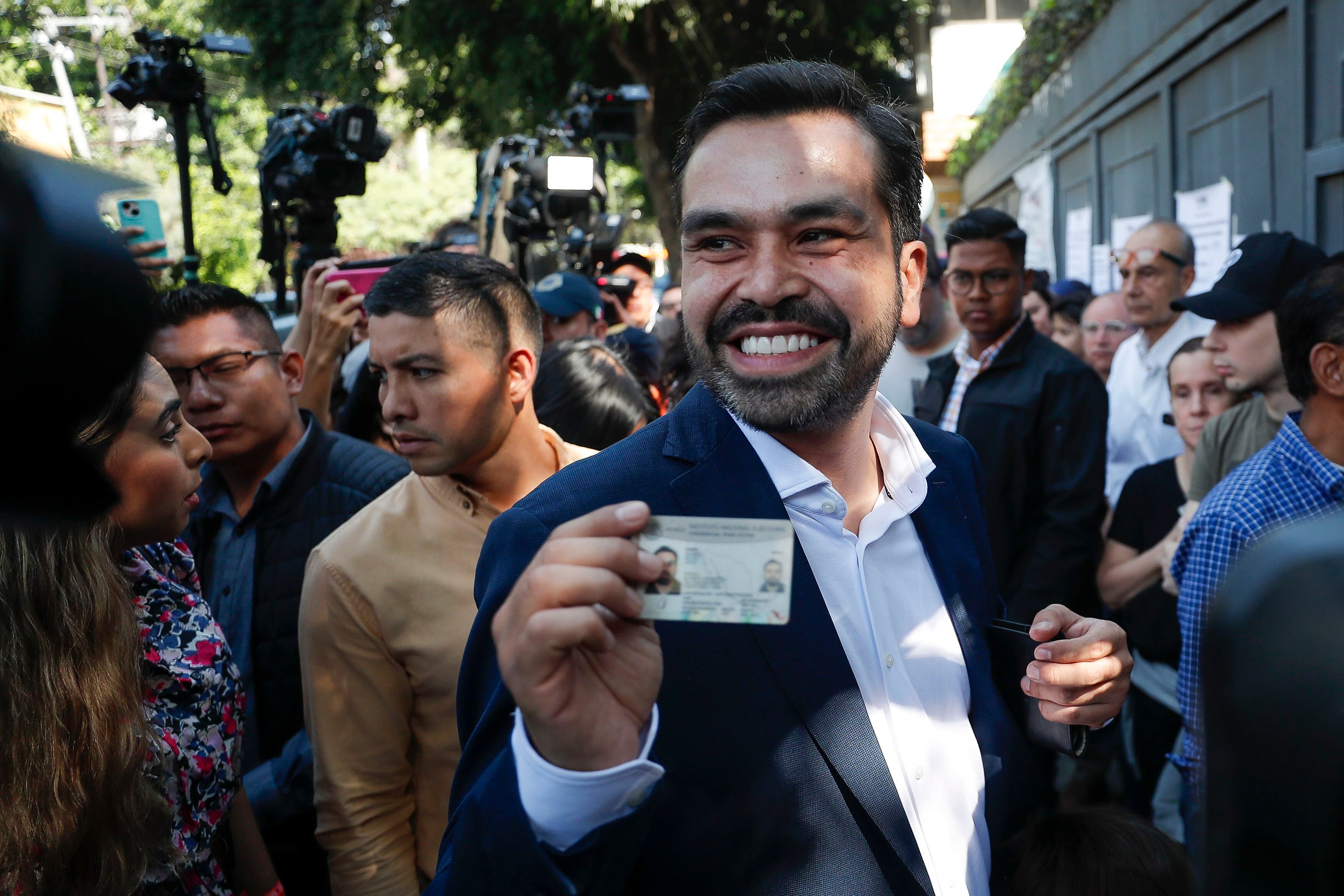 El candidato presidencial de Movimiento Ciudadano (MC), Jorge Álvarez Máynez hace fila para votar en las elecciones generales mexicanas este domingo en un colegio electoral en la Ciudad de México. EFE/Isaac Esquivel
