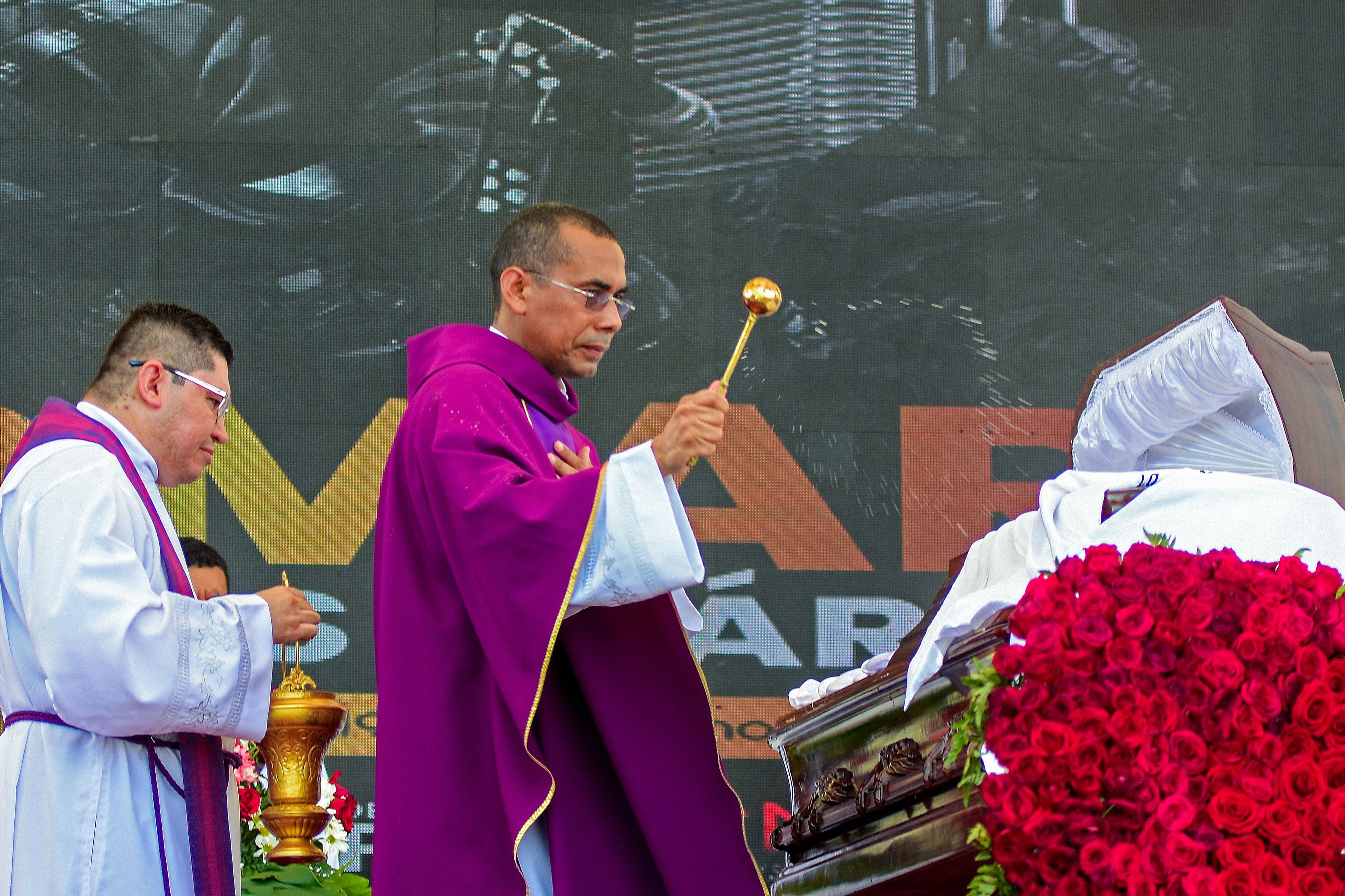 Un sacerdote realiza las honras fúnebres al compositor, cantante y acordeonista colombiano Omar Geles, este 23 de mayo de 2024 en la ciudad de Valledupar, en el norte de Colombia. EFE/ Adamis Guerra
