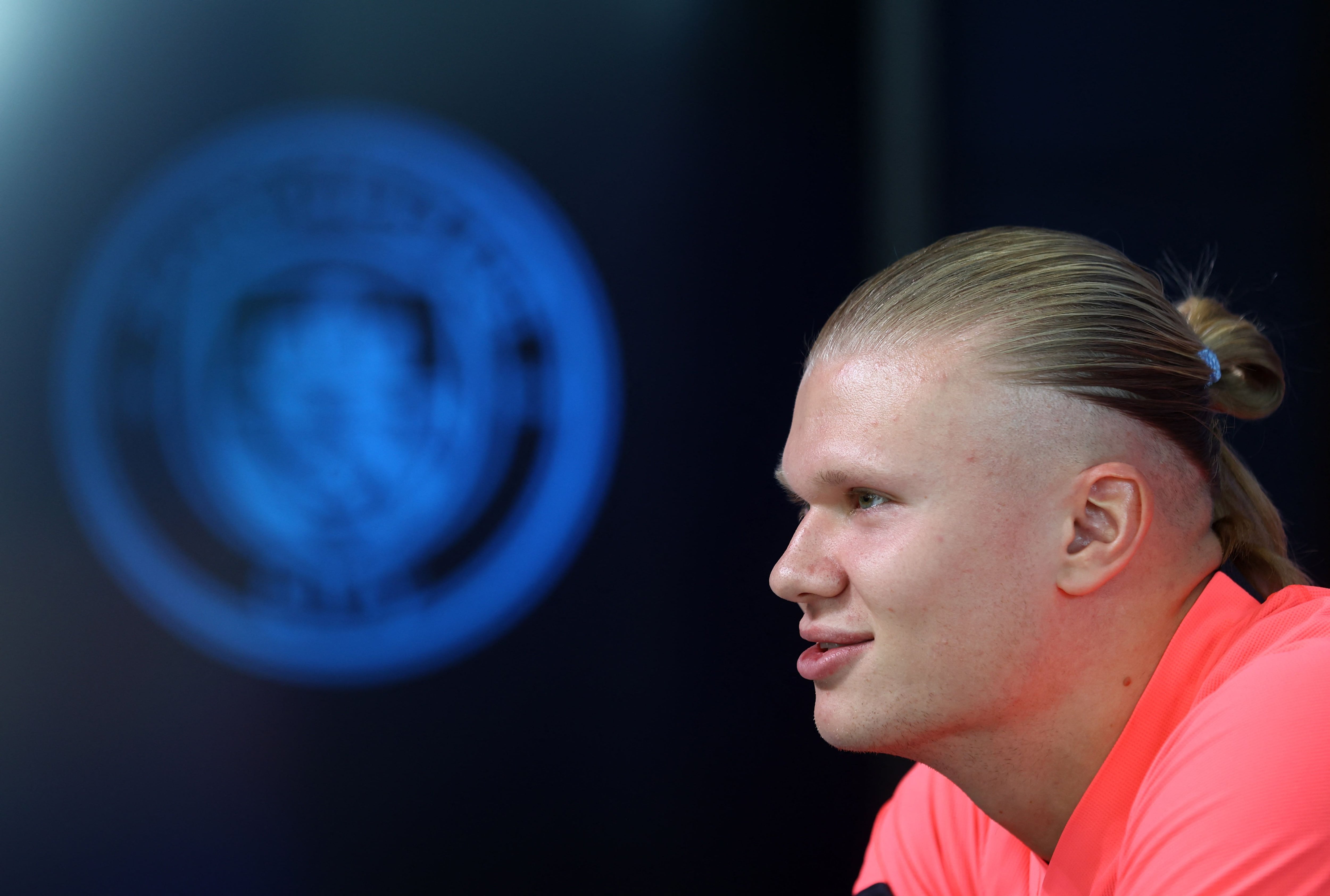 Erling Haaland rendido ante Lionel Messi (REUTERS/Carl Recine)