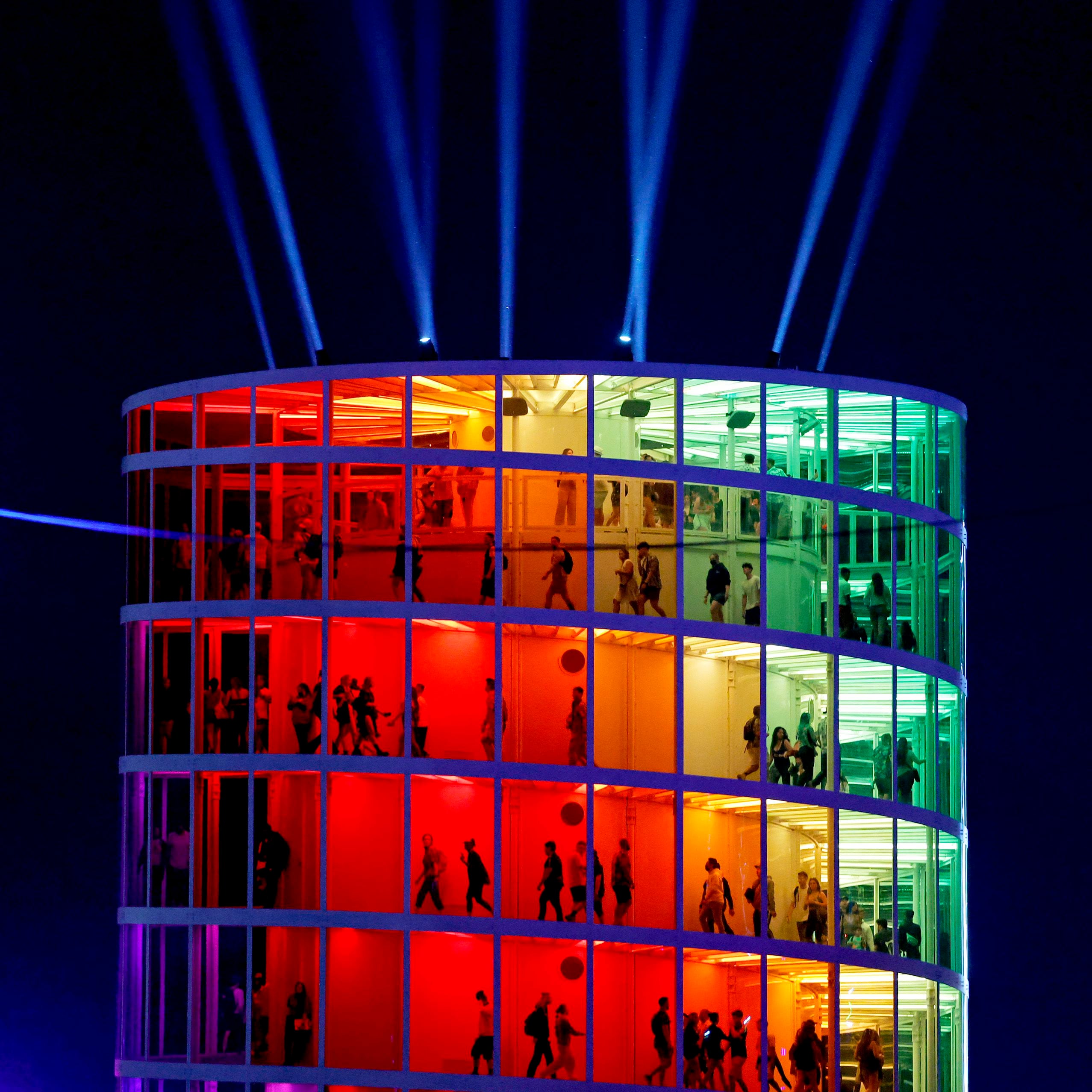 Uno de los edificios del Coachella con una instalación de luces de colores, en su edición 2022 (Photo by Frazer Harrison/Getty Images for Coachella)