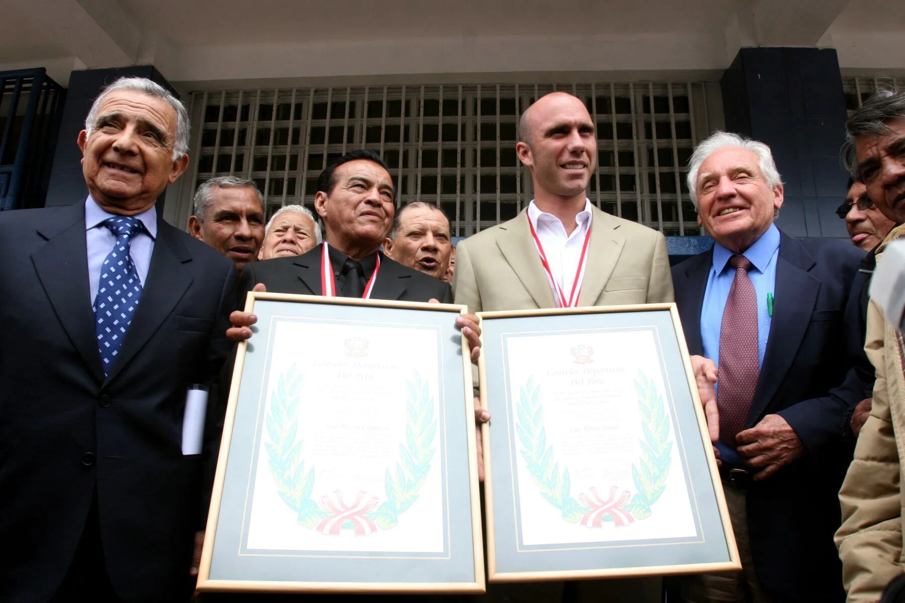 Arturo Woodman junto a Luis Horna en la entrega de los laureles deportivos.