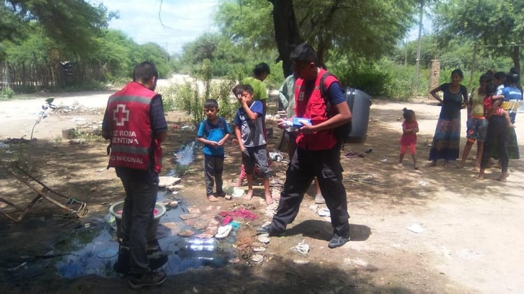 Un equipo de diez personas de la Cruz Roja Argentina recorre las zonas más urgentes y de mayor complejidad en el norte de Salta