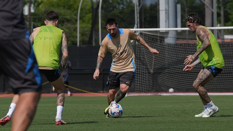 Argentina se entrenó de cara al duelo con Canadá por las semifinales de la Copa América: cómo está Messi y los posibles cambios