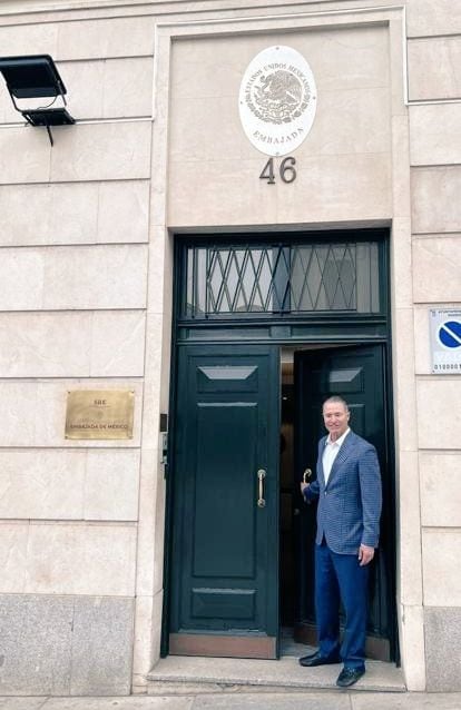 "Ya llegamos a instalarnos en la Embajada. Saludos y que tengan una buena semana, a descansar para iniciar trabajando desde el primer día", escribió el diplomático. (Foto: Twitter @EmbaMexEsp)