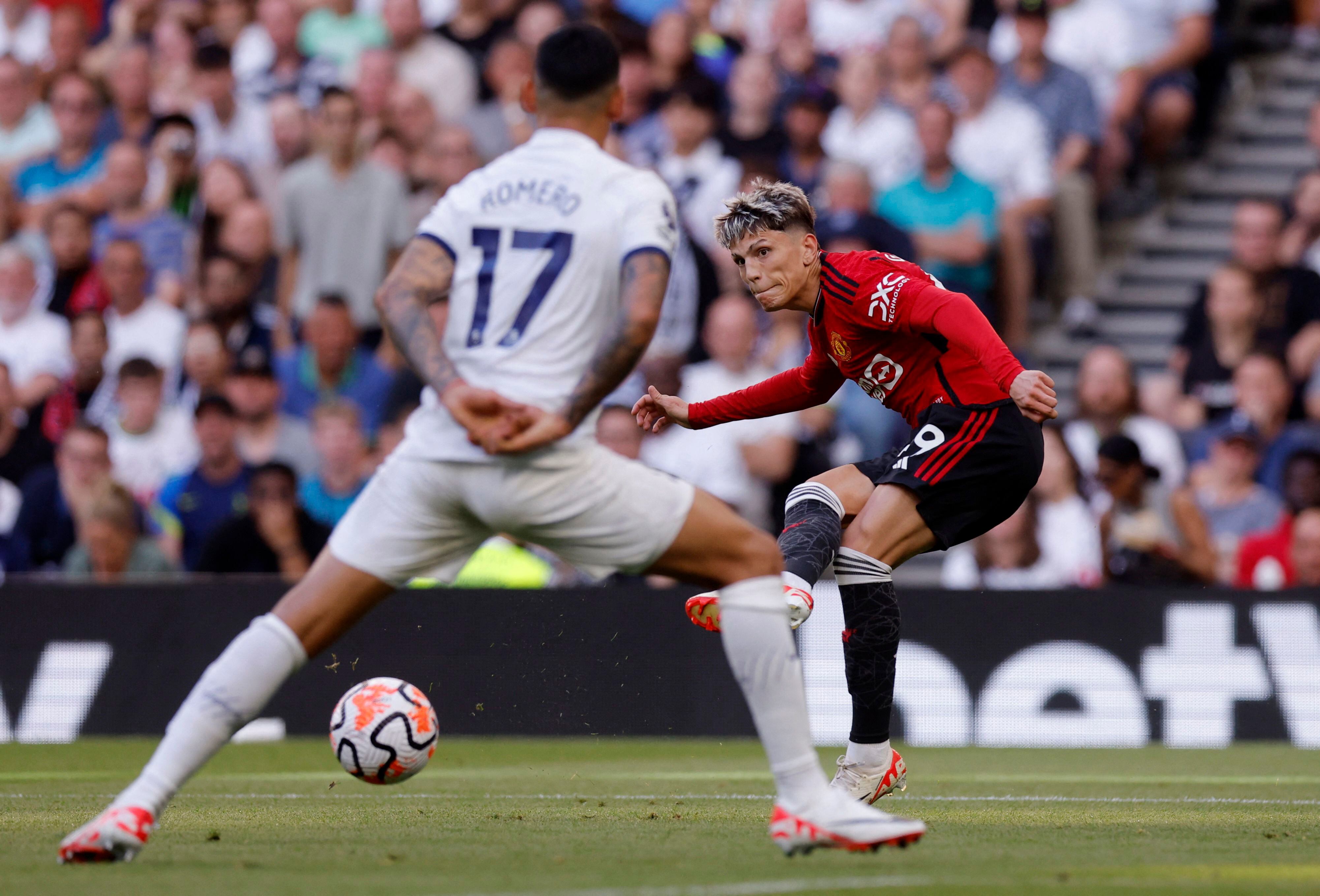 Garnacho marcado por el Cuti Romero en la fecha 2 de la Premier League (Foto: Reuters)