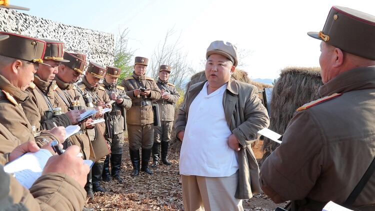 Kim Jong Un da instrucciones a sus generales durante uno de los tantos ejercicios de lanzamientos de misiles. (Reuters)