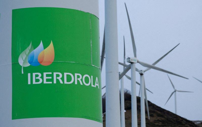 El logo de la empresa energética española Iberdrola en las turbinas eólicas en el monte Oiz (Reuters)