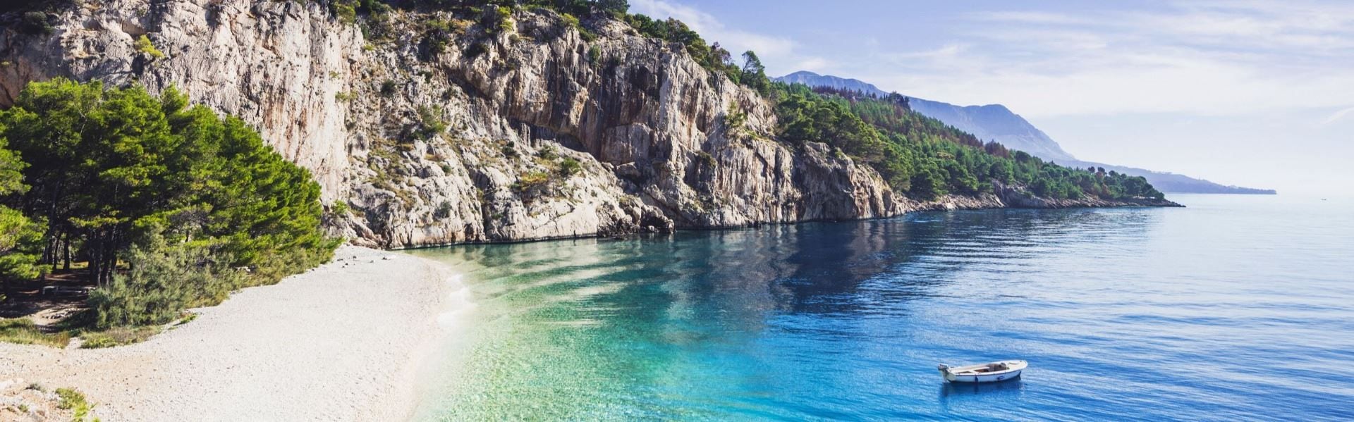La playa de Nugal, además del nudismo, es conocida por sus piedras blancas que sustituyen la clásica arena de las playas (croatia.hr)