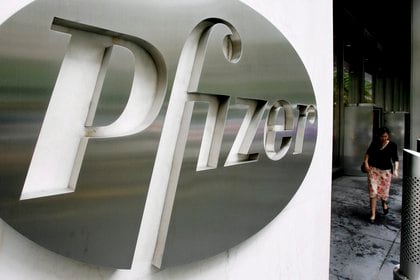 Foto del logo de la empresa estadounidense Pfizer en la sede mundial de la compañía en Nueva York (Estados Unidos) (Foto: EFE/Justin Lane/Archivo)

