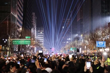 La gente asiste a una ceremonia para celebrar el año nuevo en Seúl, Corea del Sur, el 1 de enero de 2024. REUTERS/Kim Hong-Ji
