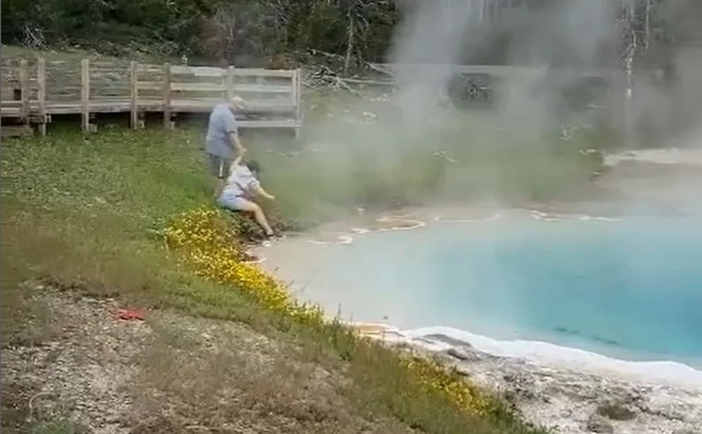 Muchos turistas han sido captados rompiendo las reglas de Yellowstone. Uno de los casos más famosos sucedió el pasado junio, cuando una mujer trató de meter su mano en aguas termales mientras decenas de personas la grababan
(Creditos: Instagram/@touronsofyellowstone)