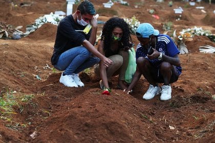 Familiares de víctima de Covid-19 lloran en entierro en cementerio de São Paulo
23/03/2021
REUTERS/Amanda Perobelli