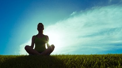 Para afrontar la fatiga crónica se pueden practicar técnicas de meditación o relajación (Shuttersotck)