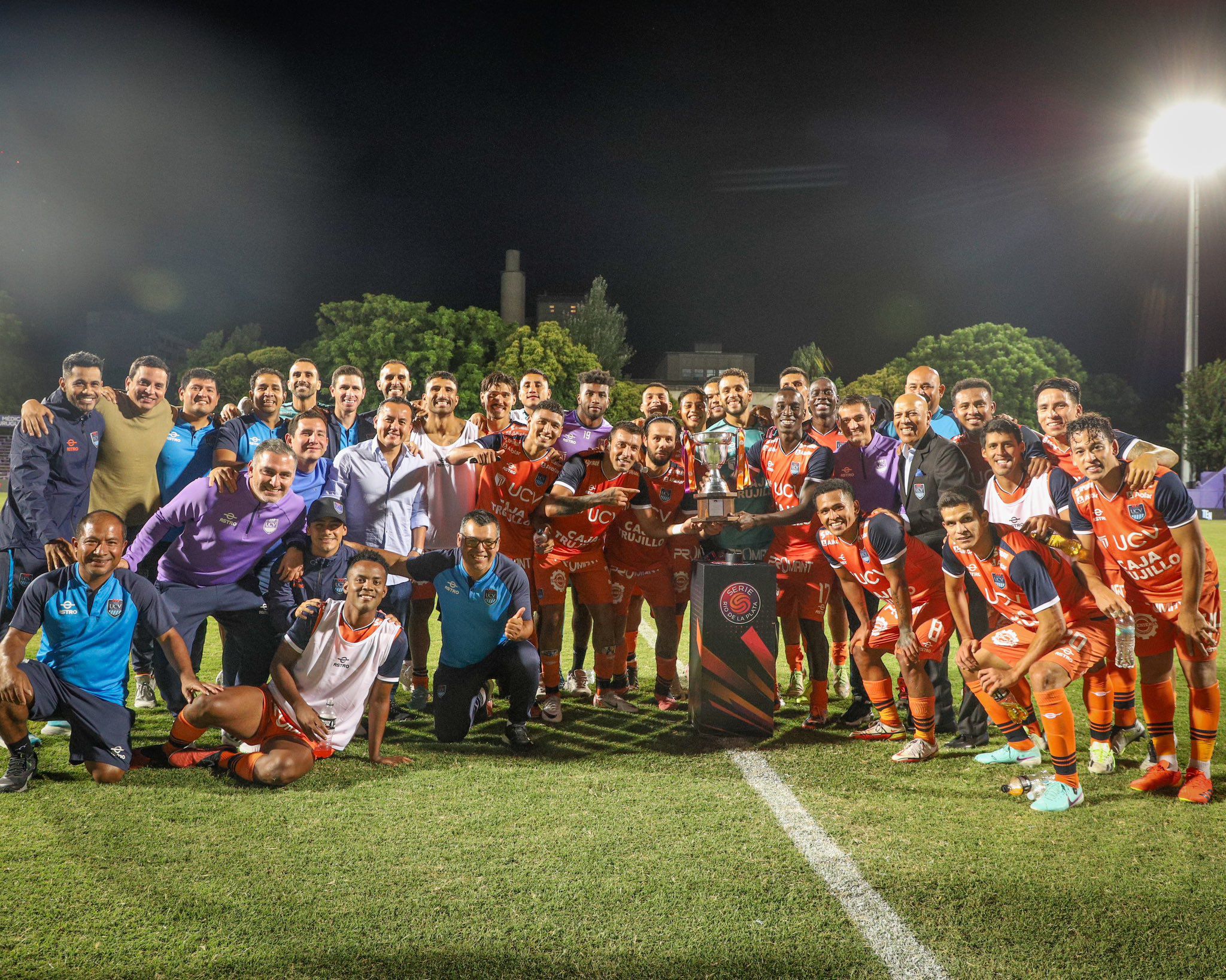 César Vallejo ganó trofeo en la Serie Río de La Plata tras vencer a Defensor Sporting.