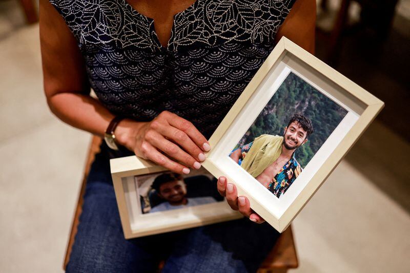 FOTO DE ARCHIVO: Rachel Goldberg, madre estadounidense-israelí de Hersh Goldberg Polin, que fue tomado como rehén por milicianos de Hamás en la Franja de Gaza mientras asistía a un festival de música en el sur de Israel, sostiene fotos de su hijo en su casa, en Jerusalén 17 de octubre 2023 REUTERS/Ammar Awad/File Photo